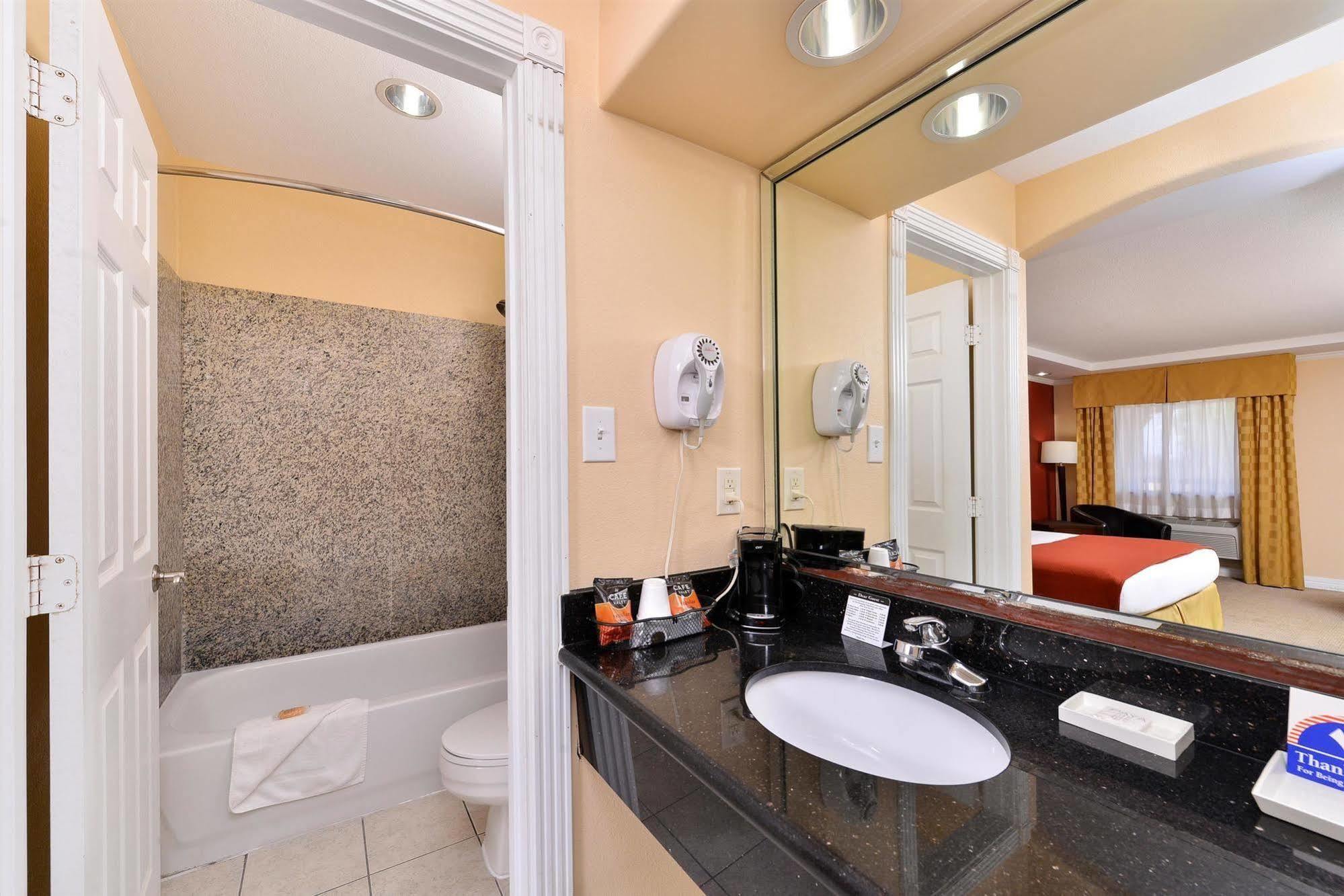 Americas Best Value Inn Angleton Extérieur photo